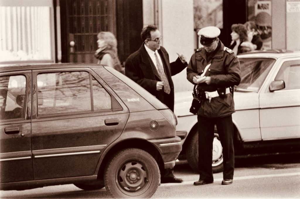 Policia haciendo una multa