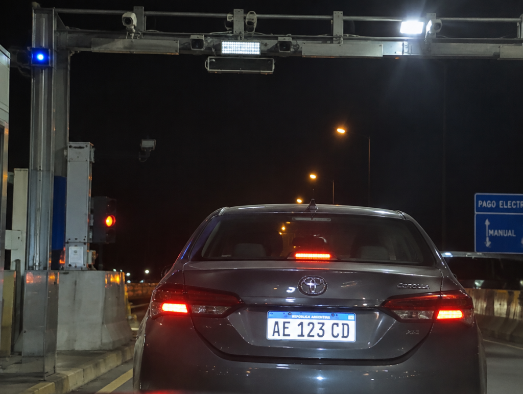 Cámara automática escaneando la patente de un vehículo en un peaje electrónico de noche